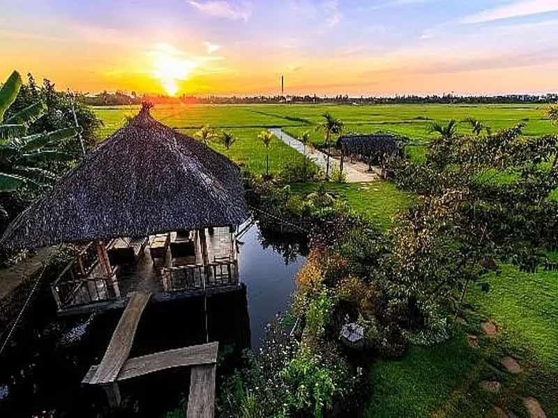 Sự h&ograve;a quyện giữa nh&agrave; h&agrave;ng phục vụ ẩm thực sang trọng v&agrave; qu&aacute;n c&agrave; ph&ecirc; tho&aacute;ng đ&atilde;ng giữa đồng qu&ecirc; Hội An