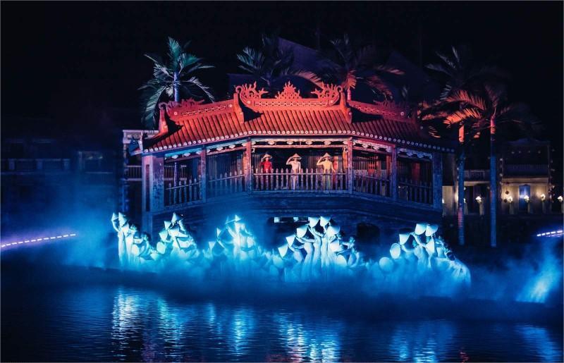 Sự kết hợp độc đáo giữa âm thanh và ánh sáng, đưa du khách lạc vào khung cảnh nên thơ.