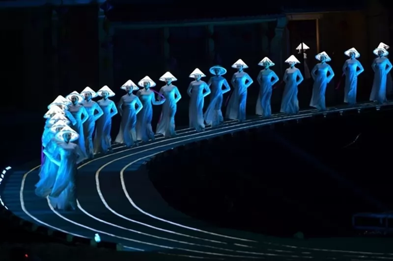 Sự tham gia của gần 500 vũ c&ocirc;ng chuy&ecirc;n nghiệp mang đến m&agrave;n tr&igrave;nh diễn đầy nghệ thuật