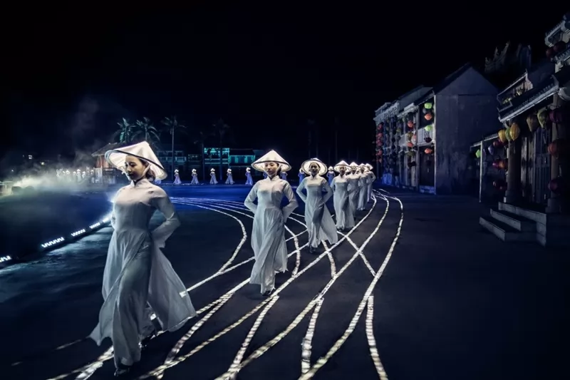 Màn trình diễn đầu tiên trong show Ký Ức Hội An