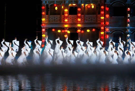 Tà áo dài tôn nét đẹp duyên dáng của người phụ nữ Việt Nam trong màn diễn cuối