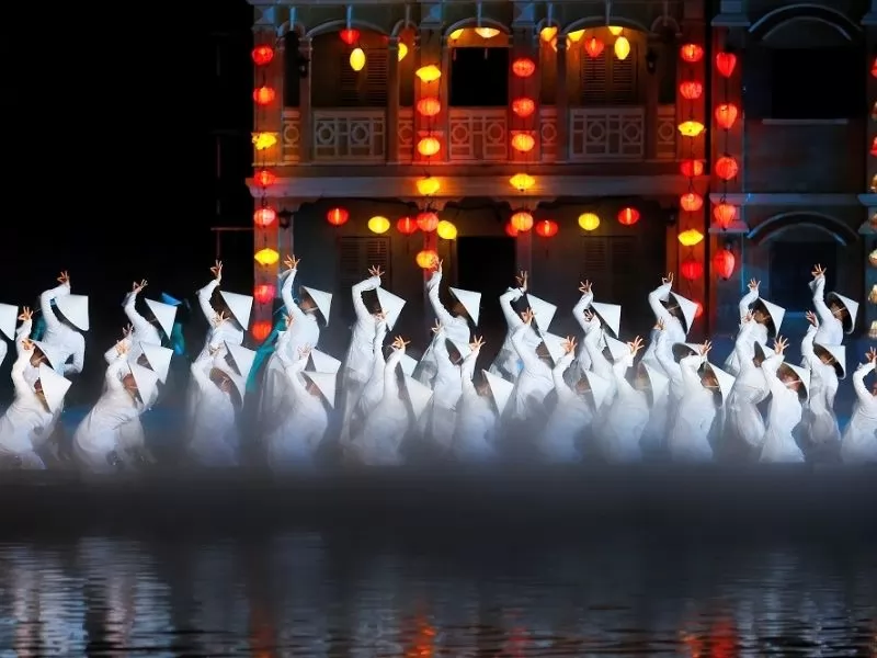 T&agrave; &aacute;o d&agrave;i trắng thướt tha trong Show K&yacute; Ức Hội An