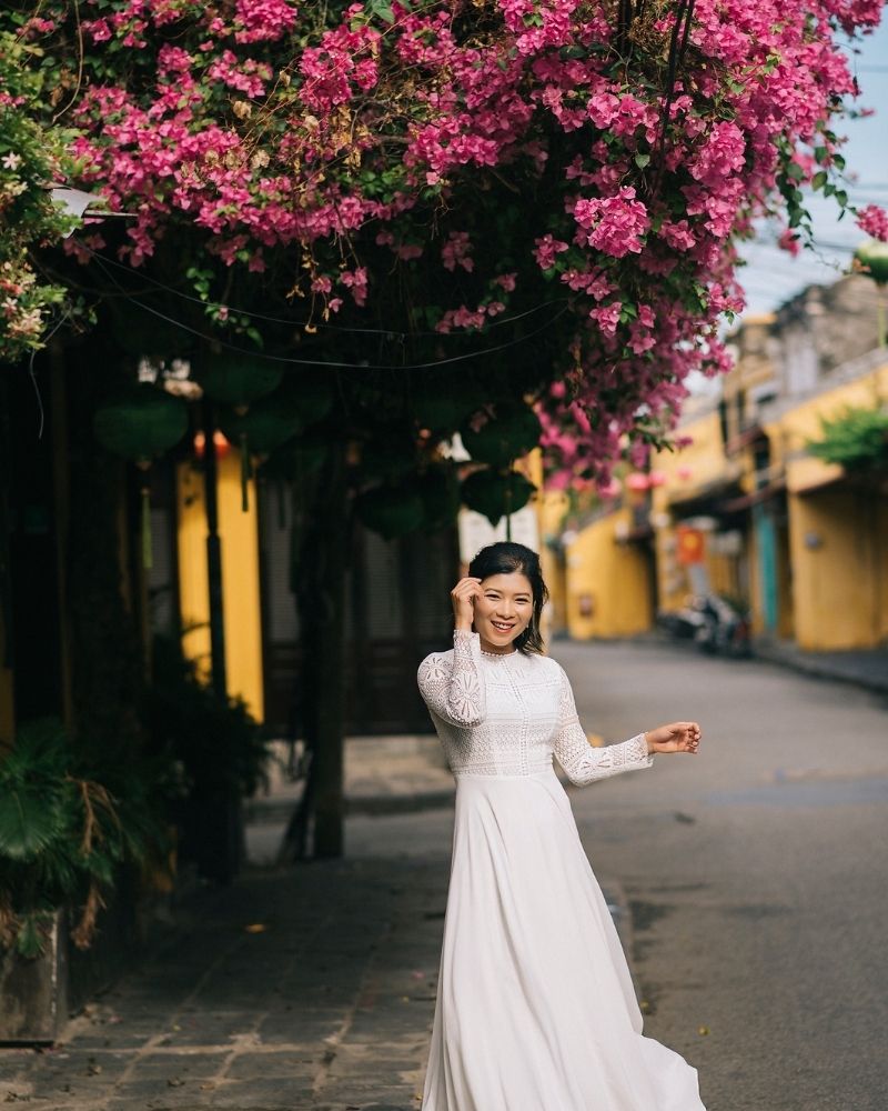 Tà áo dài tung bay trong gió chiều Hội An