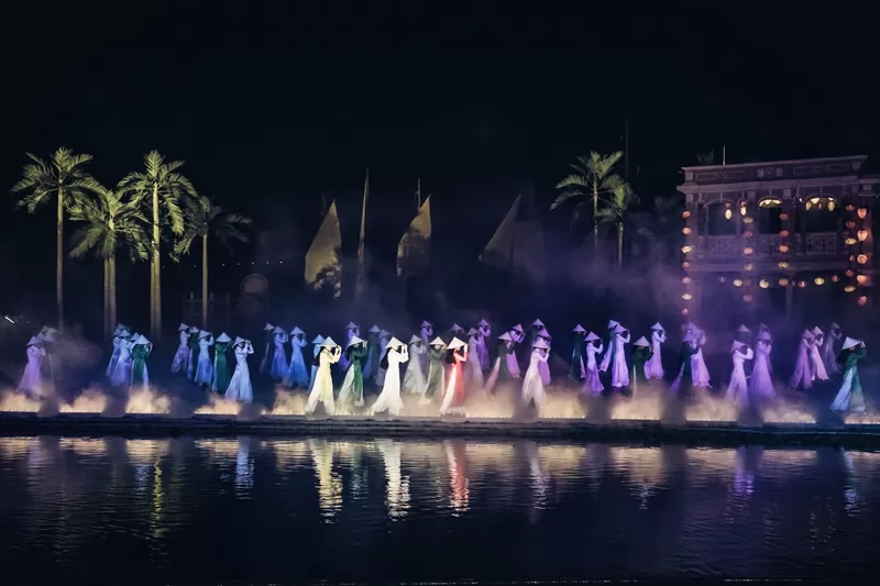 T&agrave; &aacute;o d&agrave;i thướt tha mang đậm bản sắc d&acirc;n tộc Việt