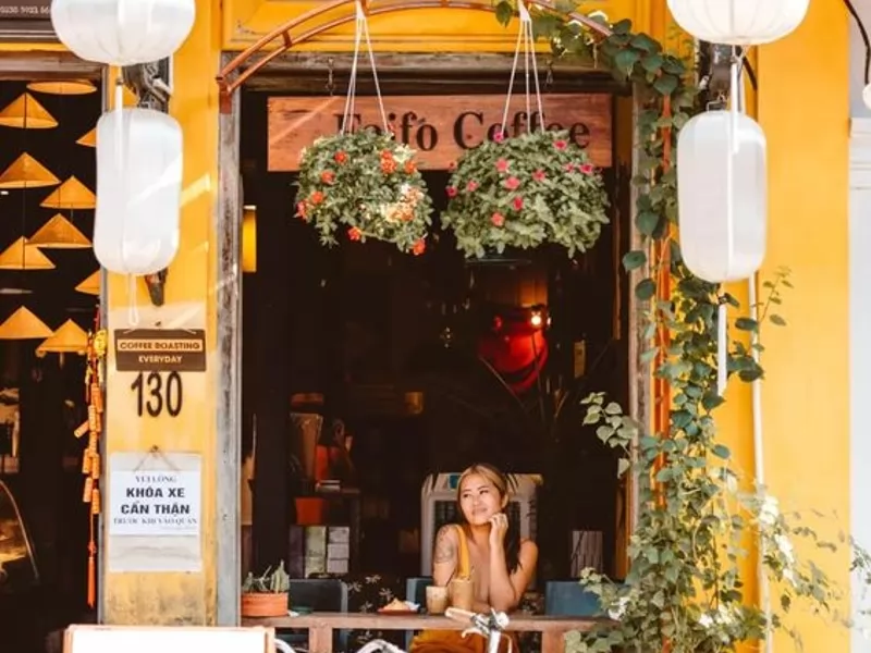 Tạo dáng với view cổ kính