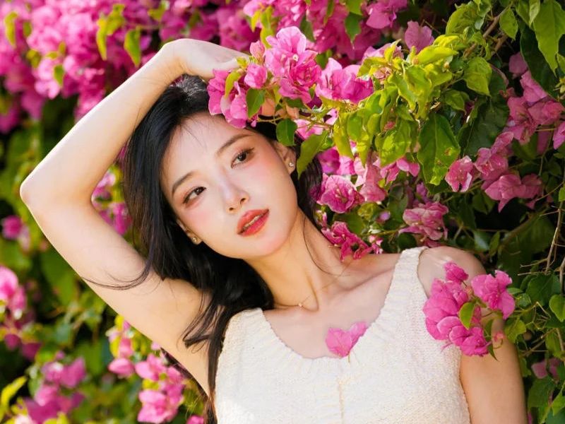 Thả dáng nhẹ nhàng bên hoa giấy
