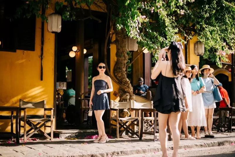 Thả d&aacute;ng ở phố cổ Hội An