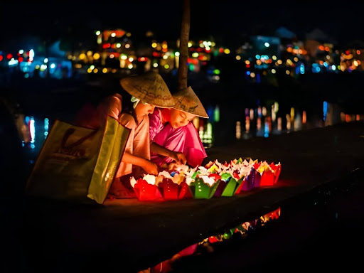 Thả đèn hoa đăng ở Hội An