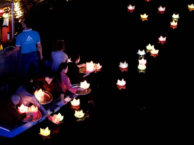 Hội An trở n&ecirc;n huyền ảo với h&agrave;ng ng&agrave;n &aacute;nh đ&egrave;n hoa đăng trong m&ugrave;a Vu Lan
