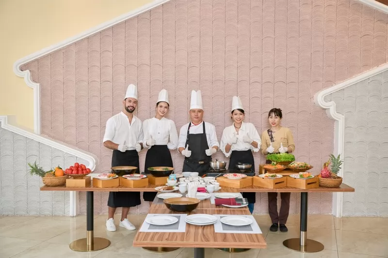 Tham gia l&agrave;m b&aacute;nh x&egrave;o chuẩn vị tại lớp học Cooking Class của Hoi An Memories Resort & Spa