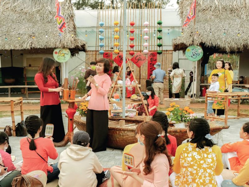 Tham gia thưởng thức lễ hội Tết văn hoá địa phương