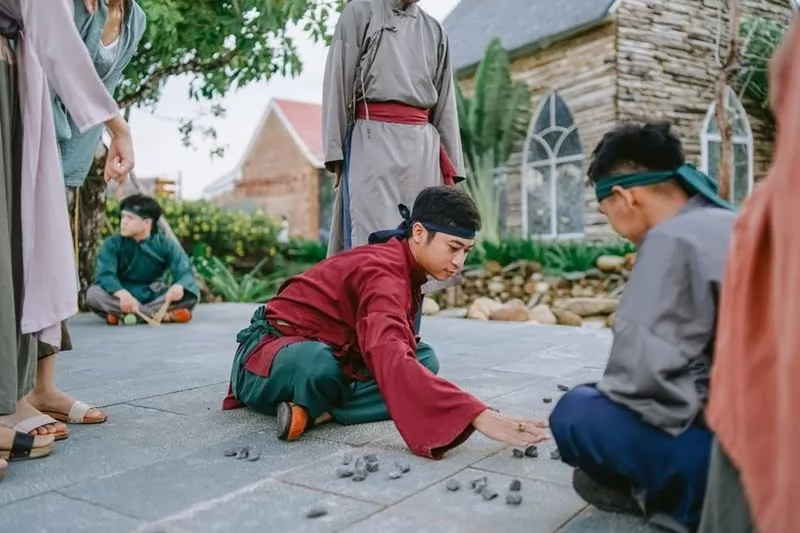 Tham quan L&agrave;ng Việt tại c&ocirc;ng vi&ecirc;n Ấn tượng Hội An