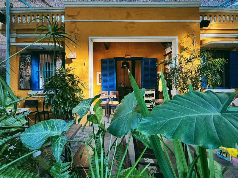 The Espresso Station cho những ai thích màu vàng ấm đặc trưng Hội An và không gian xanh mát