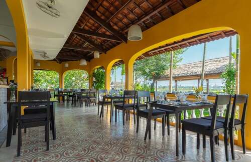 The Field là một nhà hàng kiêm quán bar thơ mộng nằm giữa cánh đồng lúa Cẩm Thanh