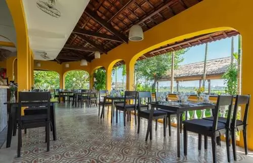 The Field l&agrave; một nh&agrave; h&agrave;ng ki&ecirc;m qu&aacute;n bar thơ mộng nằm giữa c&aacute;nh đồng l&uacute;a Cẩm Thanh