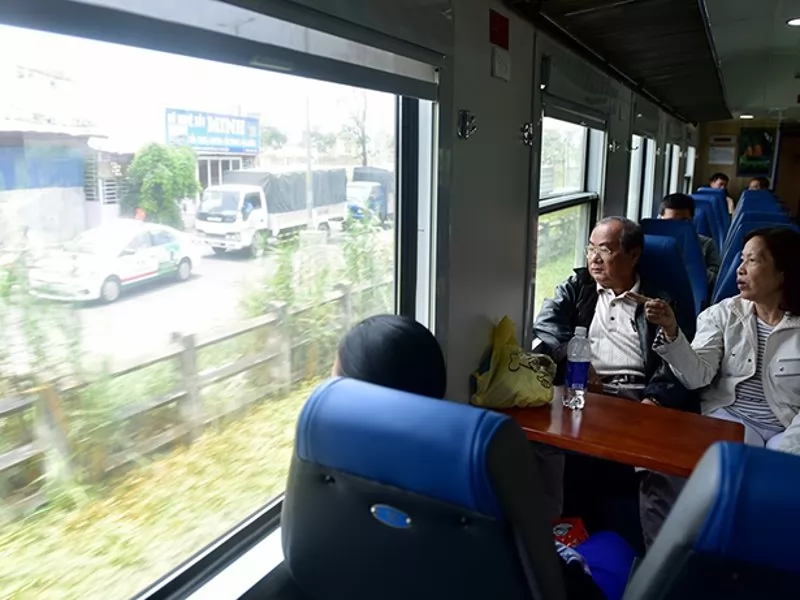 Thỏa sức ngắm nh&igrave;n khung cảnh hai b&ecirc;n đường từ t&agrave;u hỏa