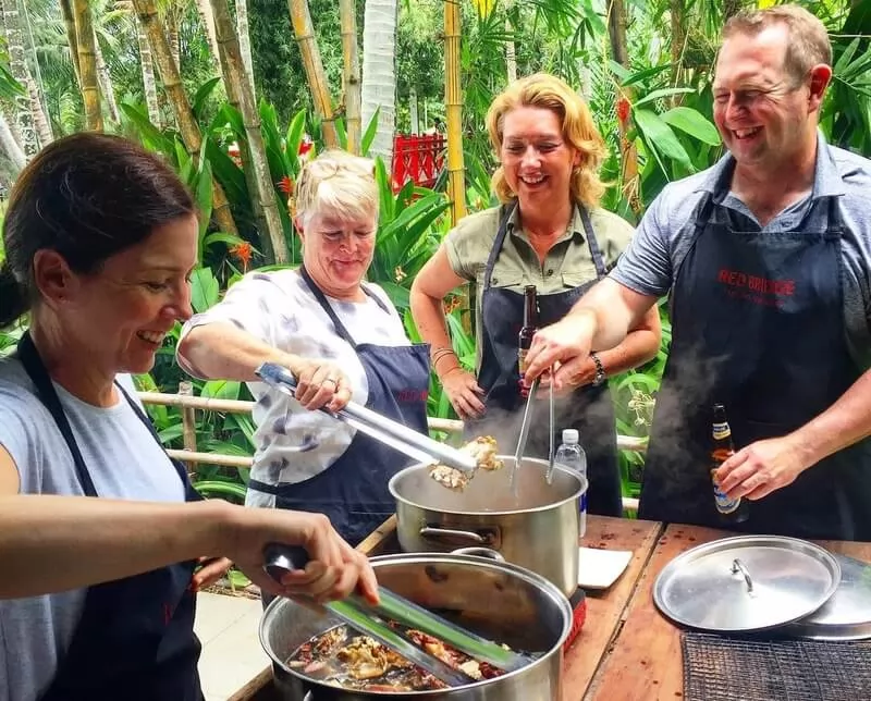 Lớp học nấu ăn Red Bridge l&agrave; điểm đến l&yacute; tưởng để bạn kh&aacute;m ph&aacute; tinh hoa ẩm thực Hội An