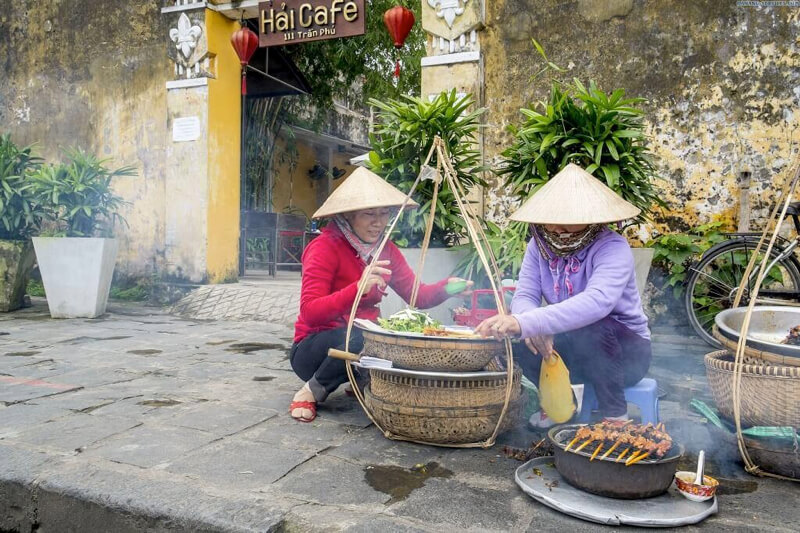 Thưởng thức các món ăn đường phố ở Hội An