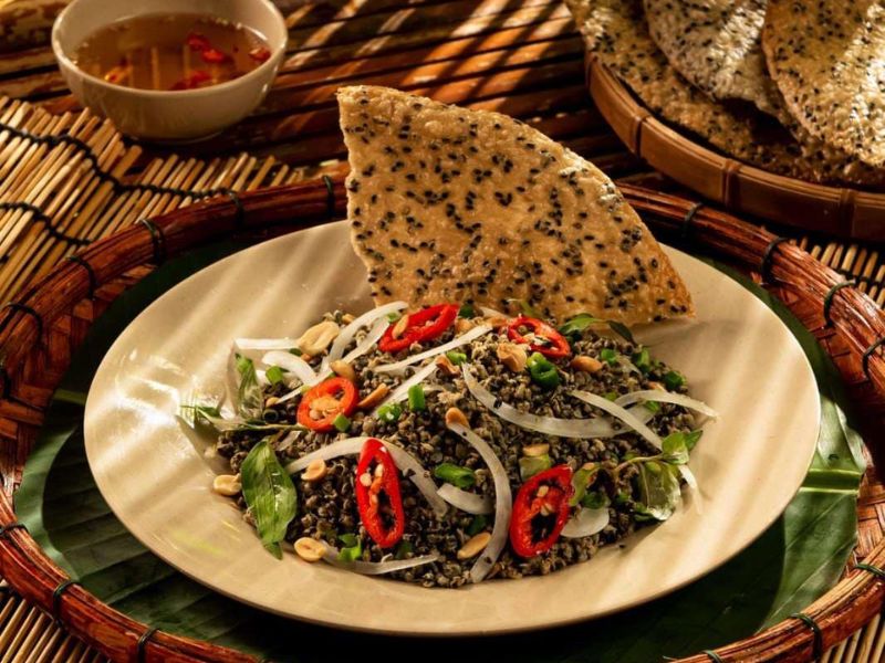 Thưởng thức hương vị ẩm thực truyền thống đậm đà, với các món ăn Việt Nam tinh tế được chế biến từ nguyên liệu tươi ngon địa phương