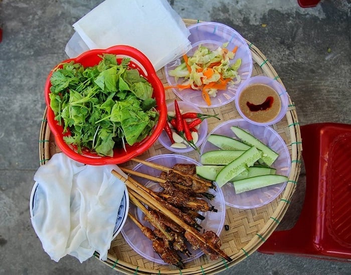 Thưởng thức món bánh ướt thịt nướng Hội An