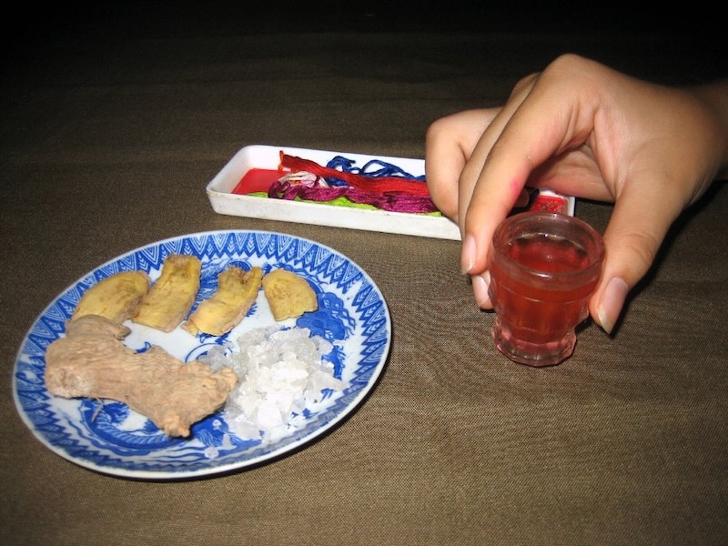 Thưởng thức rượu Hồng Đào cùng các món đặc sản Hội An