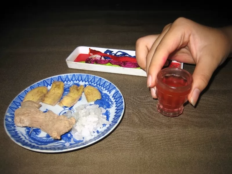 Thưởng thức rượu Hồng Đ&agrave;o c&ugrave;ng c&aacute;c m&oacute;n đặc sản Hội An