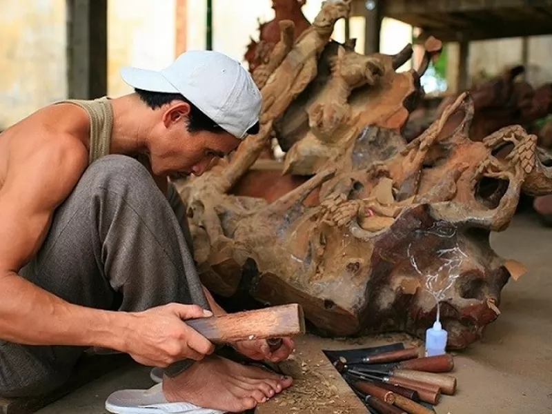 Tiếng đục đẽo th&acirc;n quen của l&agrave;ng mộc Kim Bồng