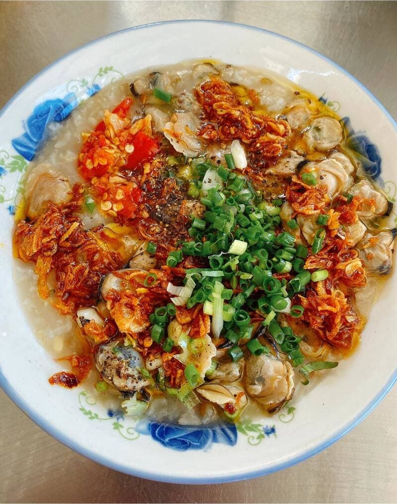 Tô cháo nghêu hấp dẫn của cô Gió