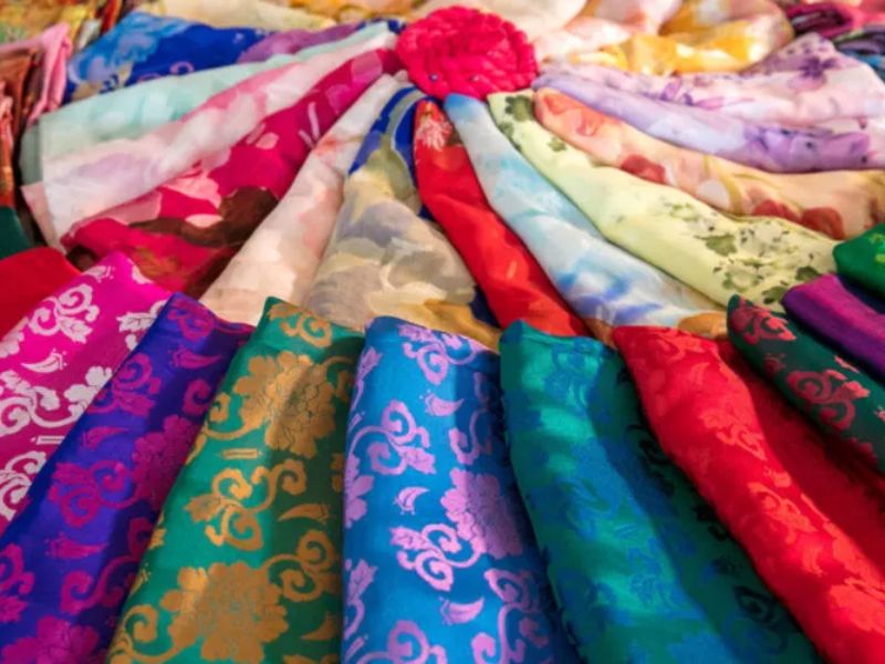 Tơ lụa Hội An là một món quà tuyệt vời cho chuyến đi công tác đến phố cổ