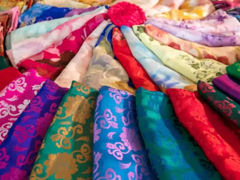 Tơ lụa Hội An l&agrave; một m&oacute;n qu&agrave; tuyệt vời cho chuyến đi c&ocirc;ng t&aacute;c đến phố cổ&nbsp;