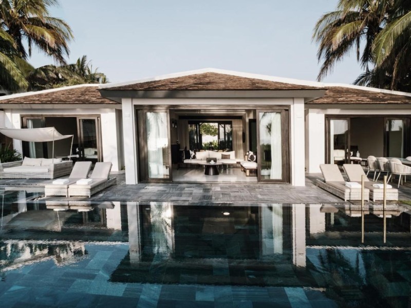 Tone màu trắng đen sang trọng của resort ở Hội An