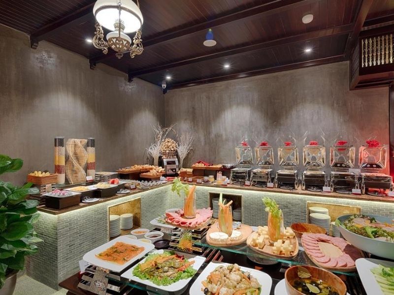 Traders Waterfront Restaurant: Nhà hàng view sông Hoài lung linh ánh đèn