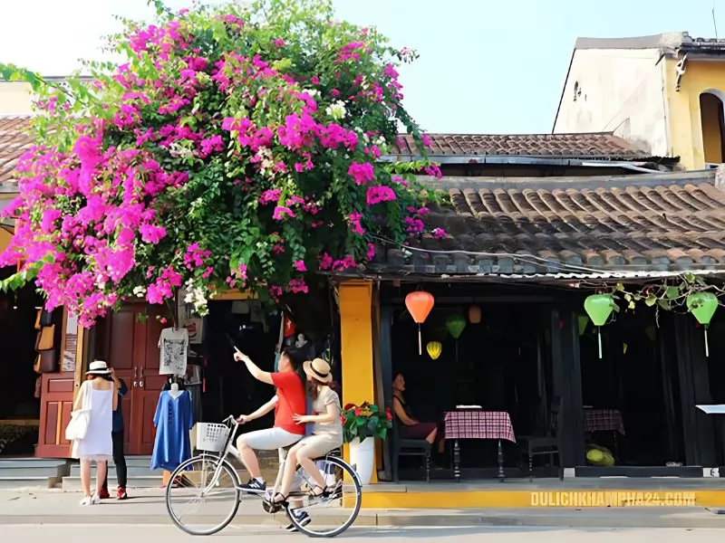 Trải nghiệm cảm gi&aacute;c thư gi&atilde;n khi đạp xe quanh phố cổ khi du lịch Tết Hội An