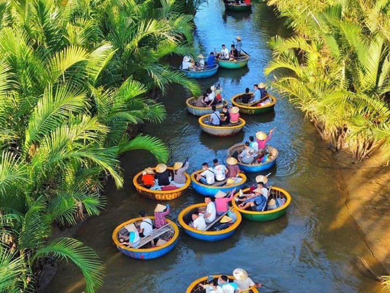 Trải nghiệm chèo thúng khi du khách đến với rừng dừa Bảy Mẫu