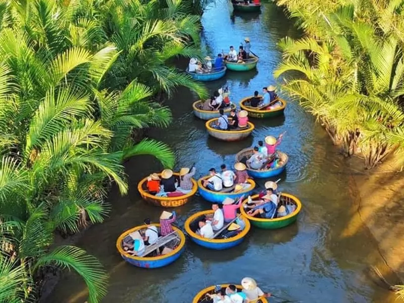 Trải nghiệm ch&egrave;o th&uacute;ng khi du kh&aacute;ch đến với rừng dừa Bảy Mẫu