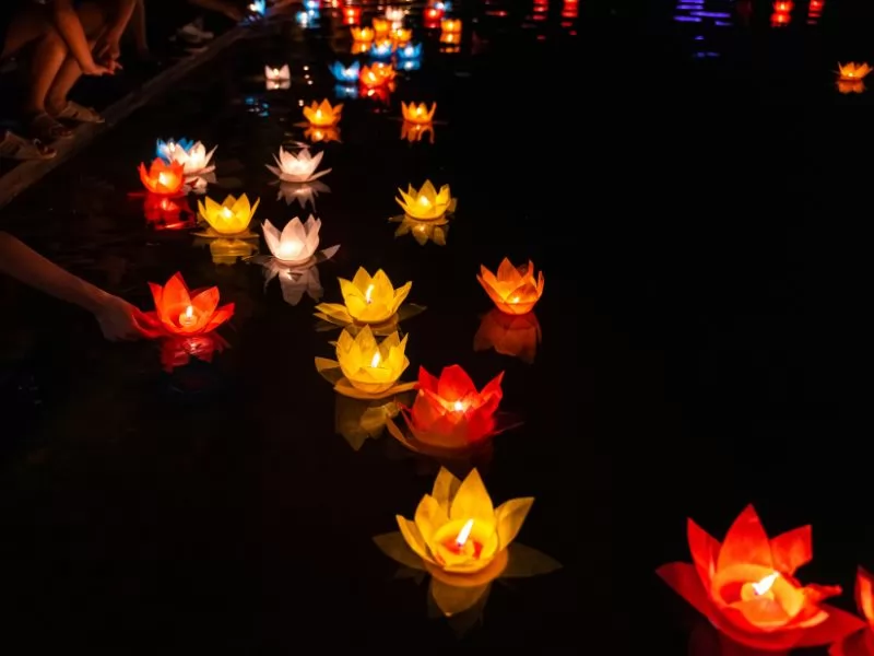 Trải nghiệm gi&acirc;y ph&uacute;t thả đ&egrave;n hoa đăng tr&ecirc;n s&ocirc;ng Ho&agrave;i, cầu ch&uacute;c an l&agrave;nh cho năm mới