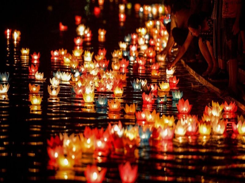 Trải nghiệm thả đèn hoa đăng trên sông Hoài