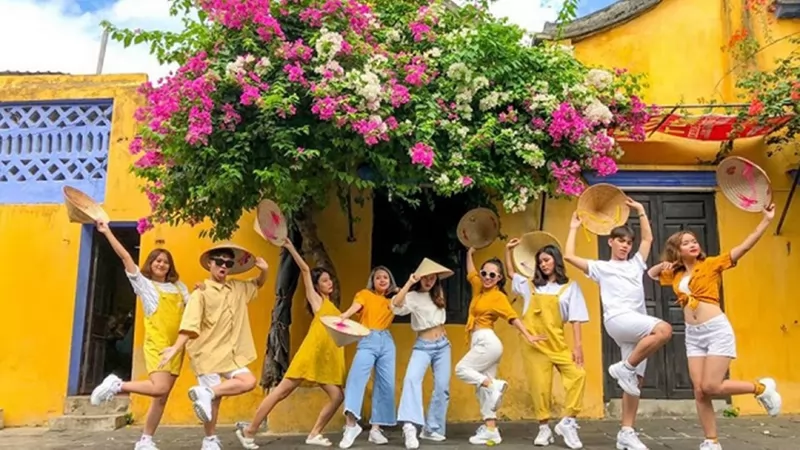 Trang phục du lịch Hội An d&agrave;nh cho hội bạn th&acirc;n