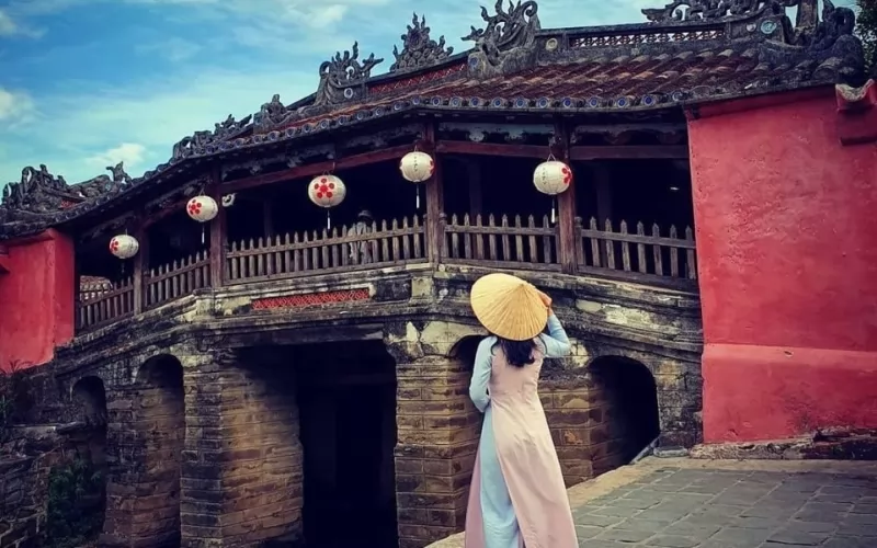 Travel to Hoi An and check in Chua Cau