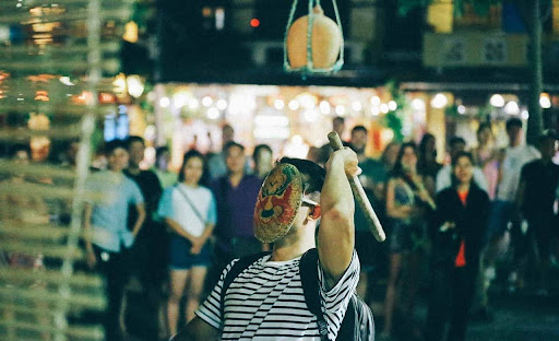 Trò chơi dân gian “bịt mắt đập niêu” thú vị bạn không nên bỏ qua