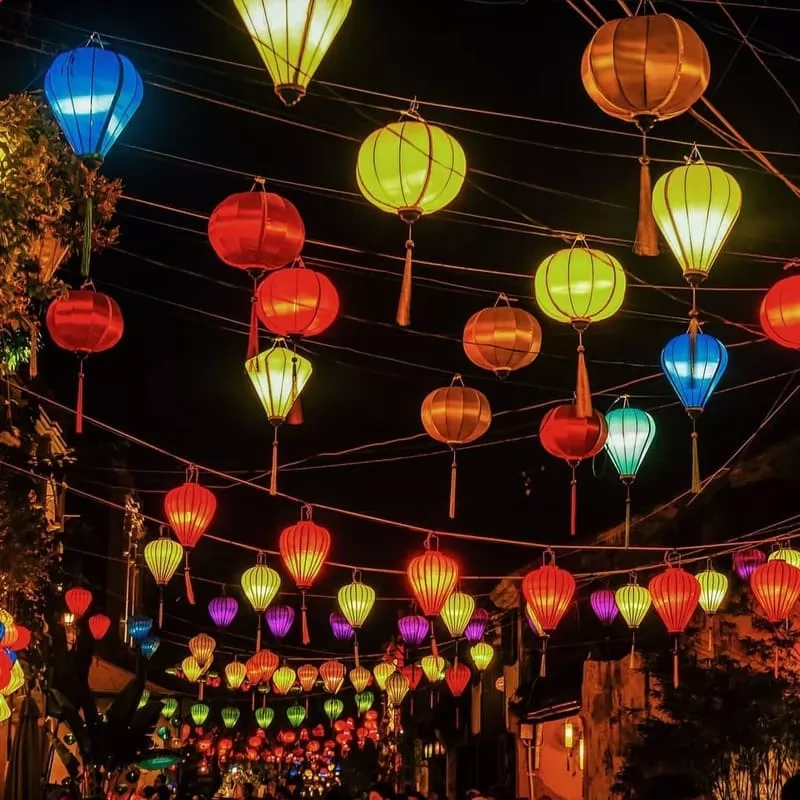 Hoi An become a lively picture with many illuminated lantern lights&nbsp;