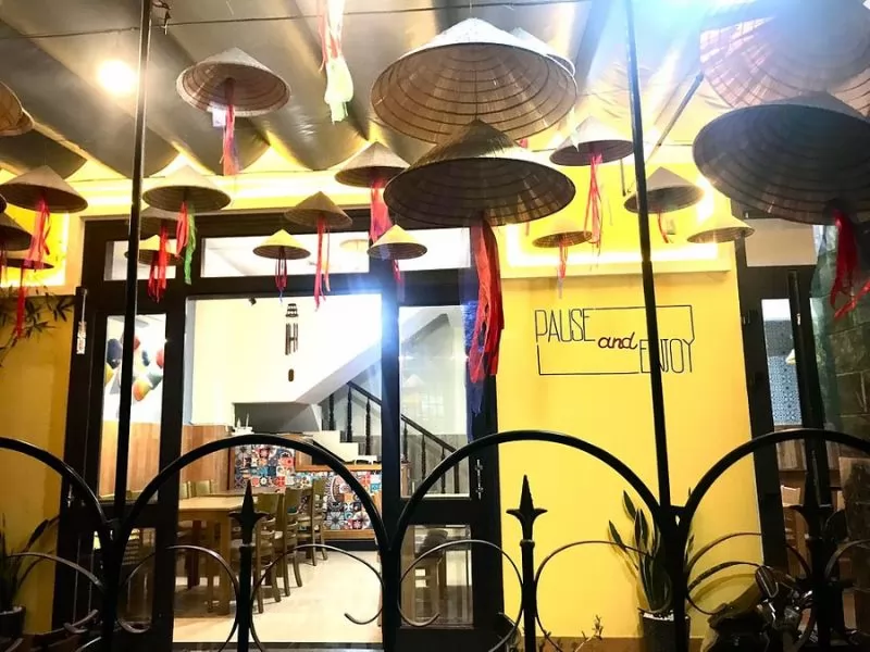 Tụ tập vui vẻ trong kh&ocirc;ng kh&iacute; thoải m&aacute;i của Pause And Enjoy Restaurant