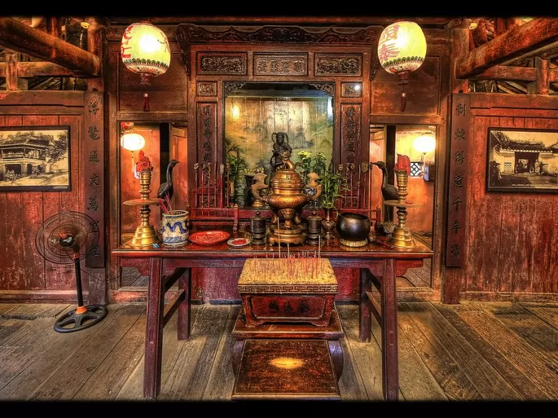 Tượng vị thần Bắc Đế Trần Vũ được thờ ở gian chính ngôi chùa