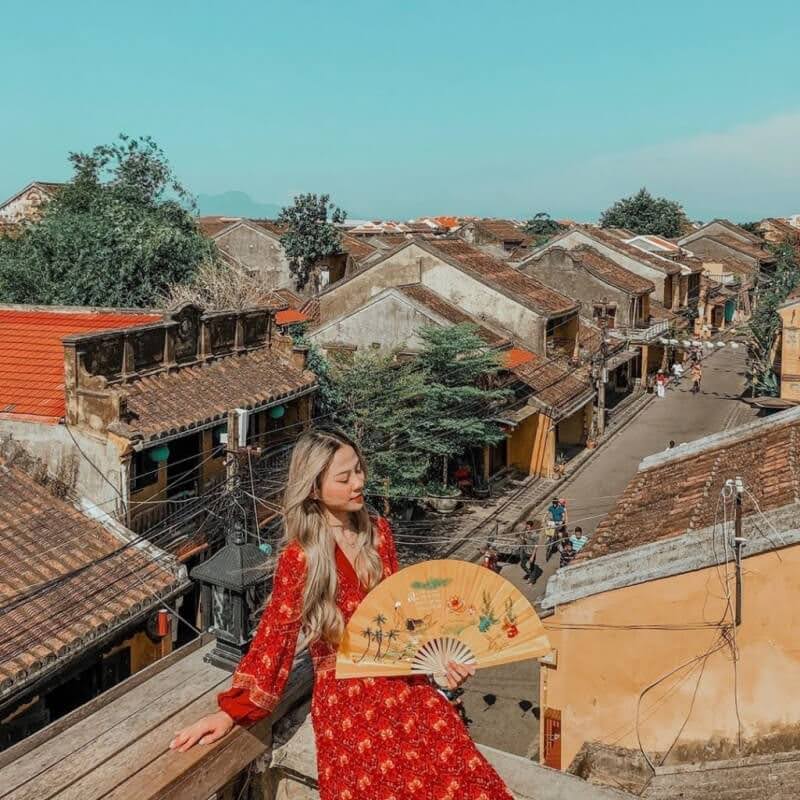 Tạo dáng với quạt cầm tay