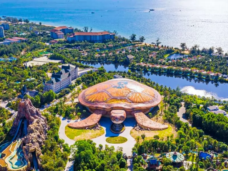 Vẻ đẹp xanh mướt của cây xanh và bờ biển tạo nên hòn đảo ngọc Phú Quốc