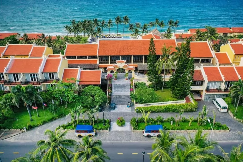 Victoria Hoi An Beach Resort & Spa tựa như một bức tranh ho&agrave;i niệm giữa l&ograve;ng phố cổ Hội An