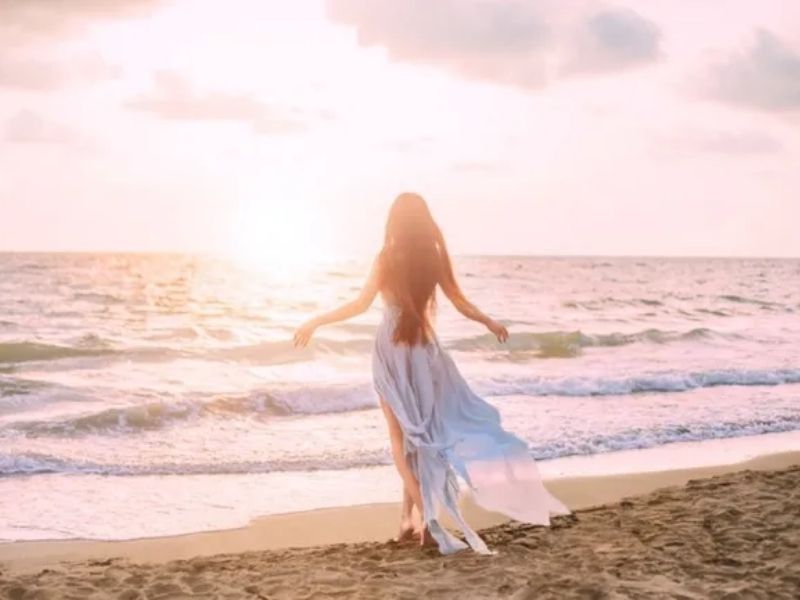 Với chiếc váy maxi bay bổng, bạn đã sẵn sàng cho một buổi chiều rực nắng tại An Bàng chưa?