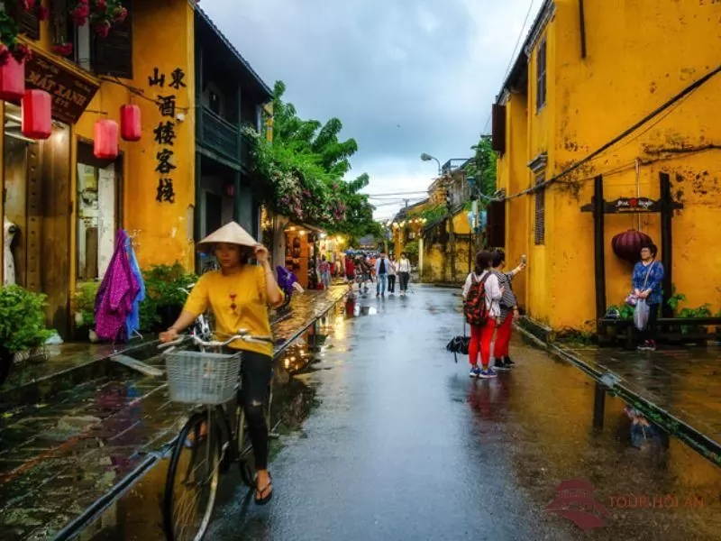 Với lịch tr&igrave;nh nhẹ nh&agrave;ng, cảnh sắc cũng n&ecirc;n thơ kh&aacute; th&iacute;ch hợp Hội An m&ugrave;a n&agrave;o đẹp nhất cho những ai y&ecirc;u tiết trời mưa
