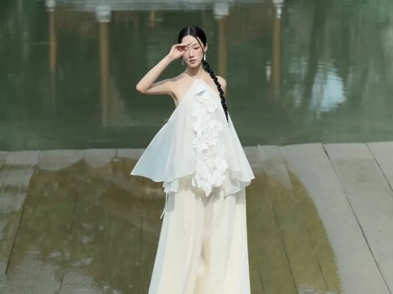 Yếm đ&agrave;o trắng c&ugrave;ng họa tiết tinh tế l&agrave;m nổi bật l&ecirc;n như b&ocirc;ng sen trắng giữa hồ