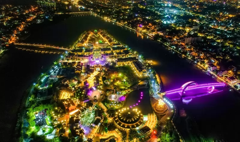 Đảo K&yacute; Ức Hội An lung linh về đ&ecirc;m